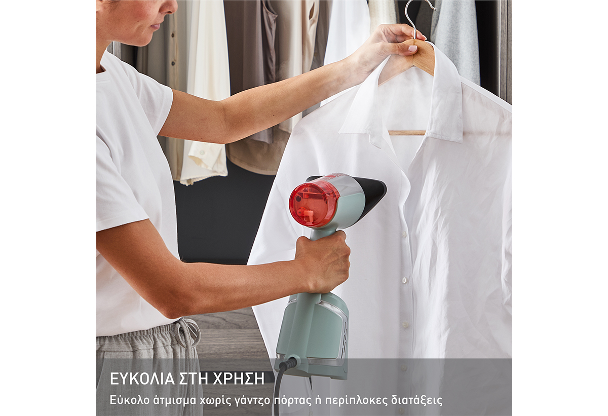 Απεικονίζεται γυναίκα να σιδερώνει ένα πουκάμισο σε κρεμάστρα.